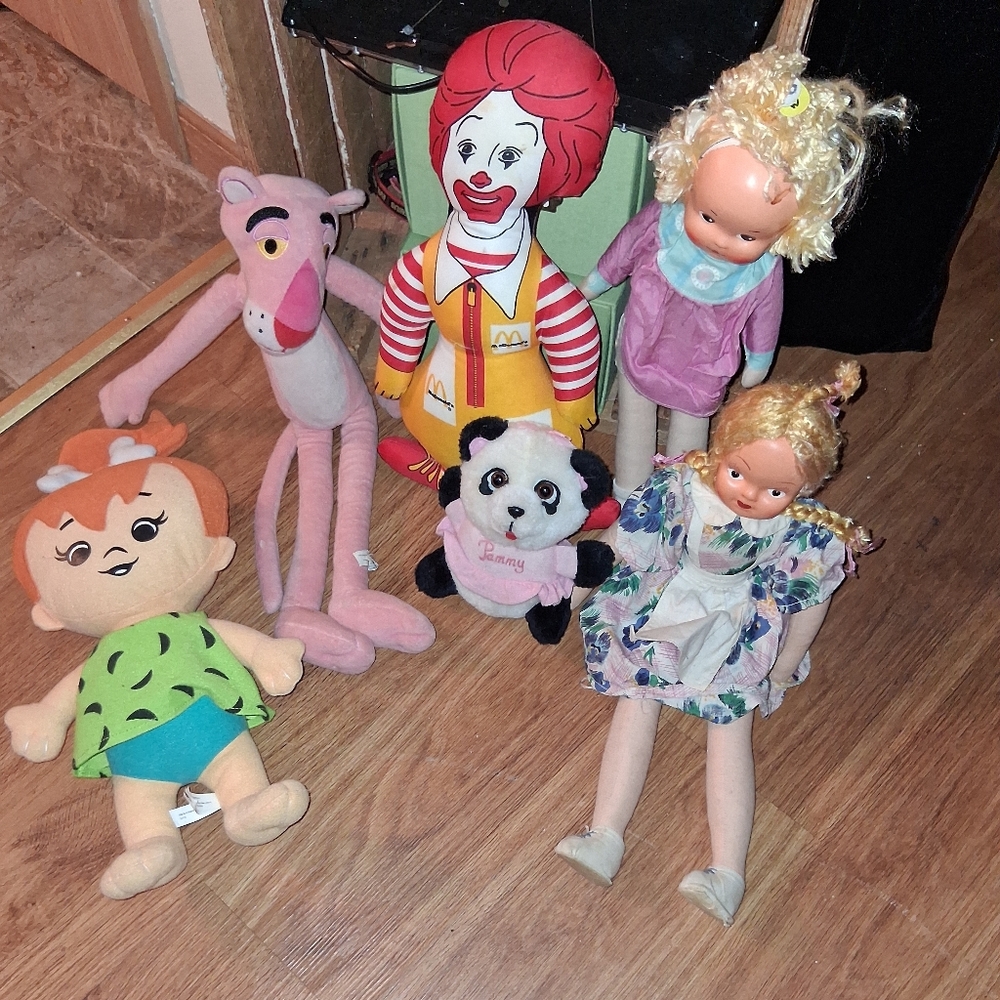 6 piece vintage doll lot. And plush dolls